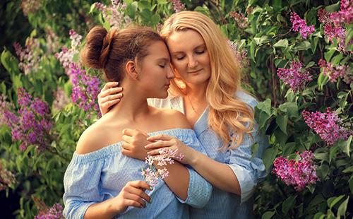 Anna e Vasilisa sullo sfondo di fiori lilla