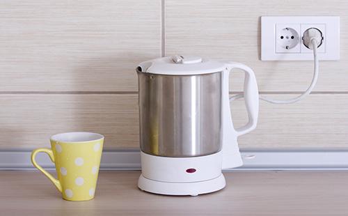 Electric kettle at dilaw na tasa