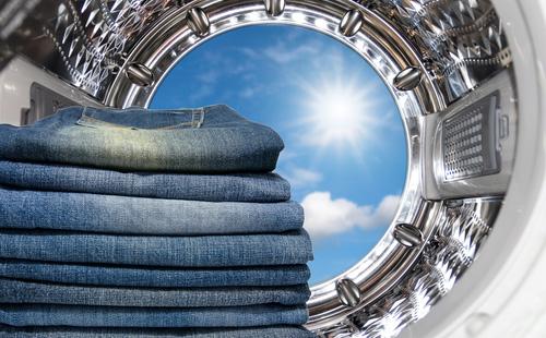 Gefaltete Jeans in der Waschmaschine