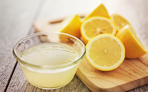 Limoni a fette e succo spremuto