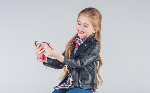 Κορίτσι σε ένα δερμάτινο μπουφάν παίρνει ένα selfie
