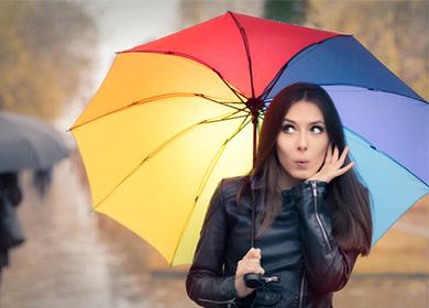 Lány egy bőr kabát esernyő alatt