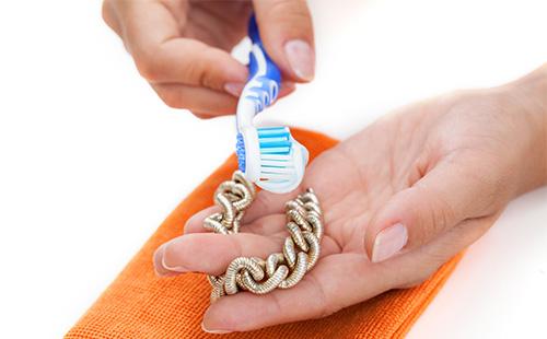 Sidabrinės apyrankės valymas su dantų pasta