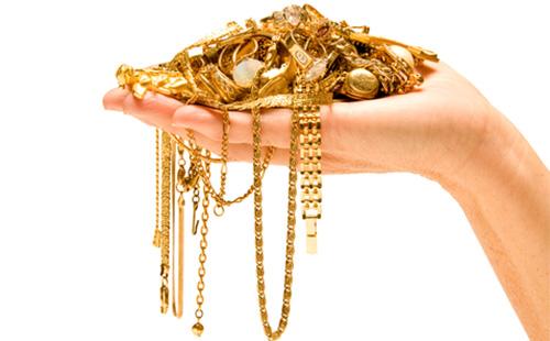 Zlaté šperky v ruce
