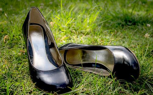 Bőr fekete cipő a fűben