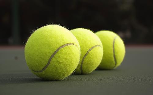 Kolme keltaista tennispalloa
