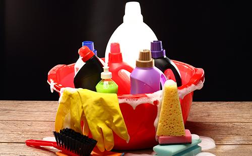 Un set di detergenti per la casa in un bacino rosso