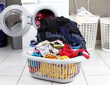Koš na prádlo před pračkou