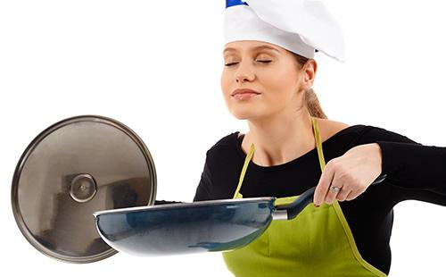 Ο μάγειρας εισπνέει το άρωμα των τροφίμων