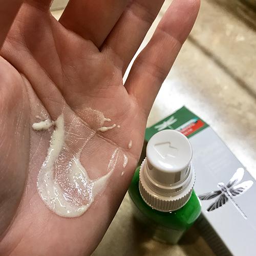 Una macchia di crema nel palmo della tua mano