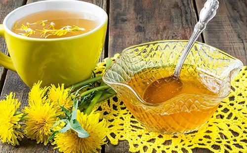 علاج الحلو في المقبس وكوب من الشاي زهرة