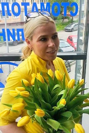 فيرونيكا مع الزهور الصفراء