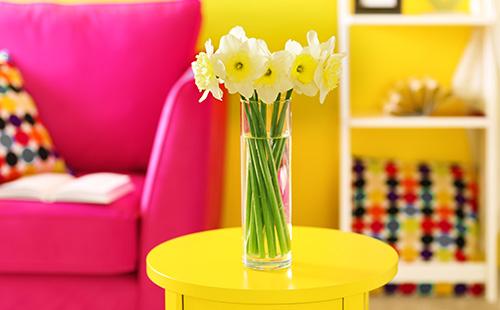 Ang mga daffodils sa isang plorera
