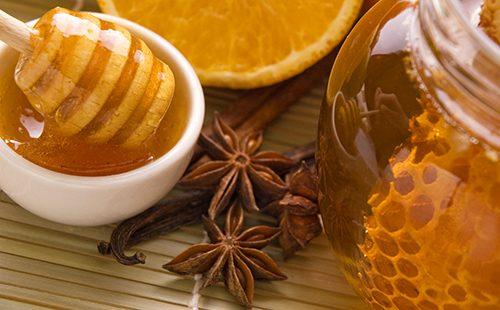 Čerstvý med a skořice