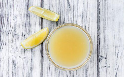 Sariwang kinatas na lemon juice
