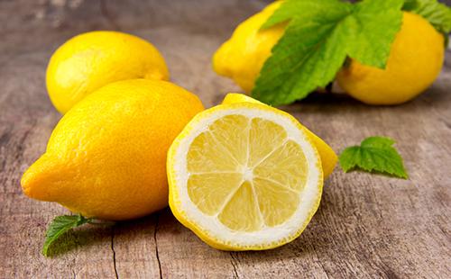 Friske citroner på et træbord
