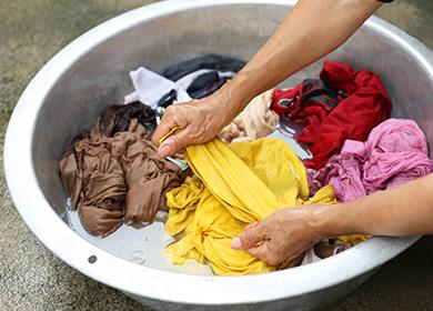 Likaisten vaatteiden pesu altaassa