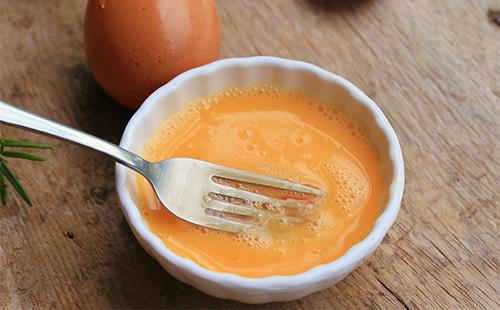 Vaječný žloutek v talíři