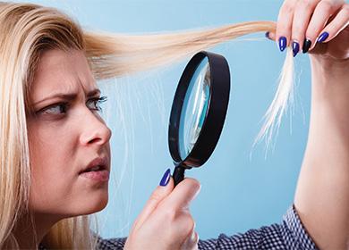 Nainen katsot hiuksia suurennuslaitteen kautta