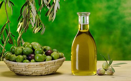 Olio d'oliva in una bottiglia