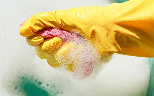 Handschoen met zeepachtige spons