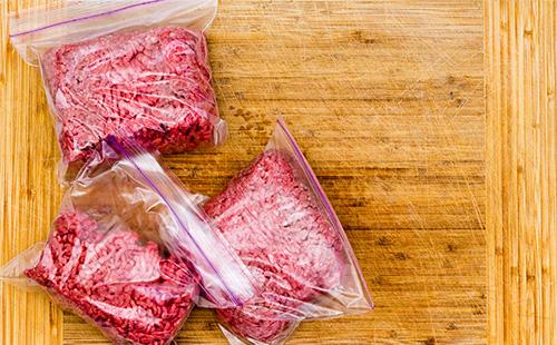 Mleté maso v plastových sáčcích