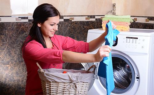 Žena zkoumá prádlo