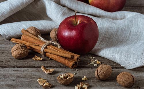 Apple, Nuts at cinnamon