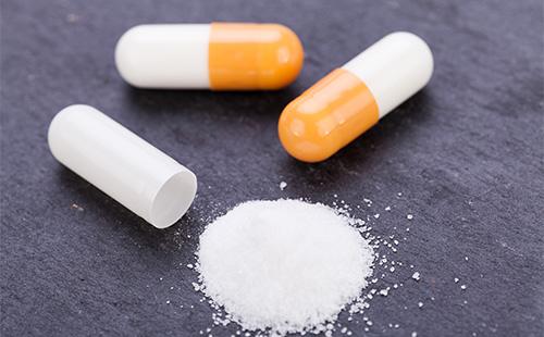 Tablety a bílý prášek