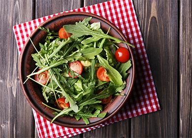 Platte mit Salat und Rucola in einer Platte