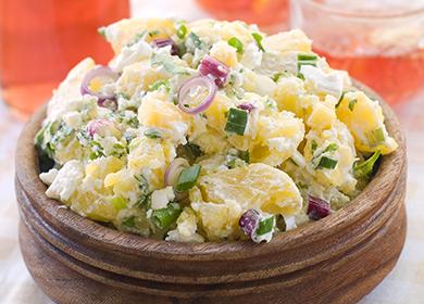 Isang mapagbigay na bahagi ng salad ng patatas