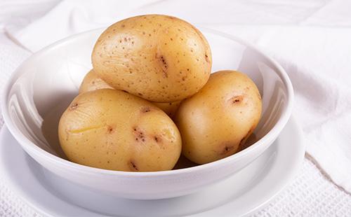 دثار البطاطا في طبق أبيض