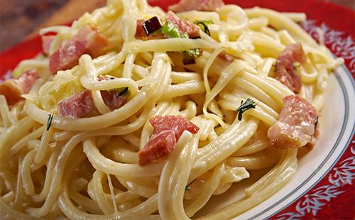 Spaghetti na may ham at sarsa