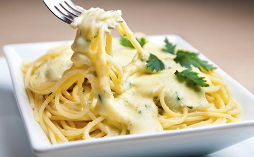 Спагети с бял сос и билки
