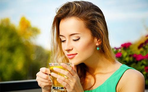 Žena pít zelený čaj
