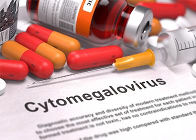 Ang inskripsyon na cytomegalovirus at mga tabletas sa mesa