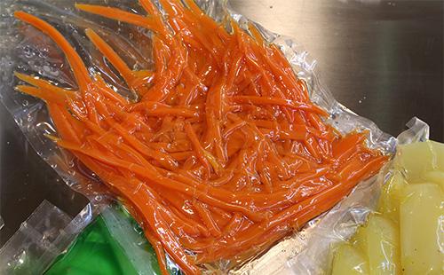 Τριμμένα καρότα σε μια τσάντα