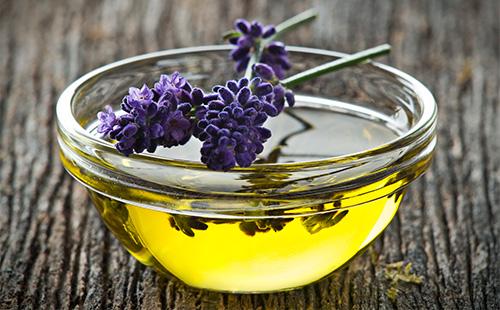 Lavender oil sa isang mangkok