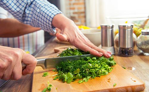 Tagliare le verdure in insalata