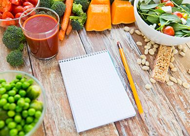 Нарязани зеленчуци и тетрадка за оценка