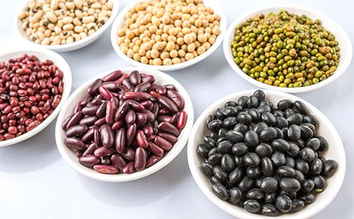 Mga beans sa mga mangkok