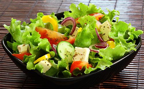 Salat mit Gemüse und Feta