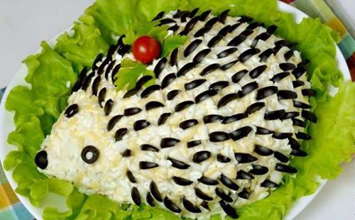 Hedgehog Salad na may mga Olibo