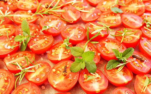 Tomaten mit Kräutern