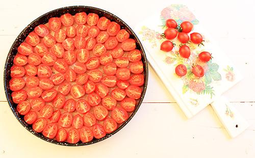 Tomaten in einem runden Tablett