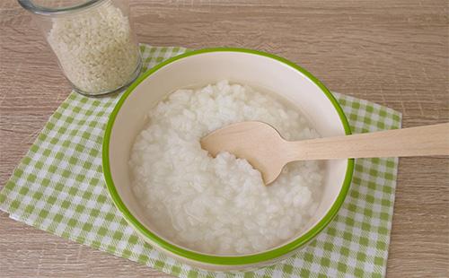 Ρύζι χυλό σε ένα πιάτο