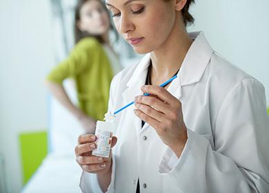 Il ginecologo si prepara per l'esame di un giovane paziente