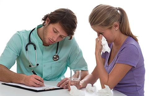 Un medico prescrive un medicinale per un paziente