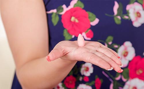 Vaginale tablet in de palm van je hand