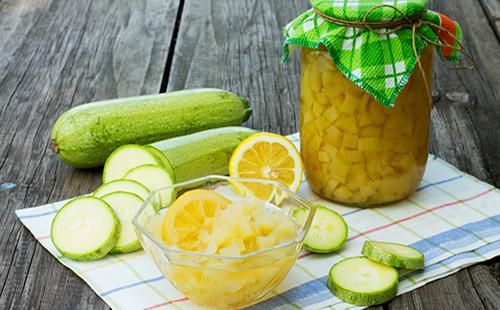 Geschnittene Zucchini, Zitrone und eine Dose Konserven